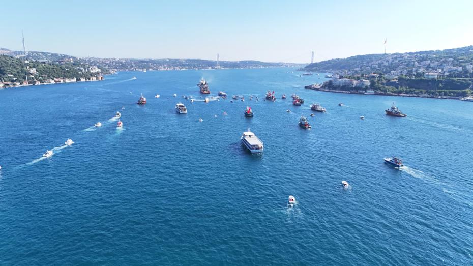 İstanbul Boğazı'nda 15 Temmuz Şehitleri Anısına 253 Gemiyle Anlamlı Deniz Korteji