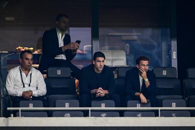 Beşiktaş'ın yeni transferi Vlahović'in tribünden üçlüsü... ⚫️⚪️