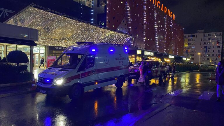 İstanbul'da alışveriş merkezinde yangın