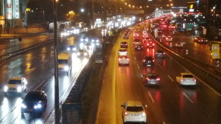 İstanbul’da yağmur etkili oldu: trafik durma noktasına geldi