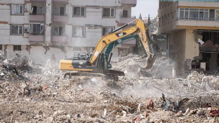 Depremde yok edilen Hebrar Sitei, 5 eski kamu görevlisine Block F için bir neden entegre etti