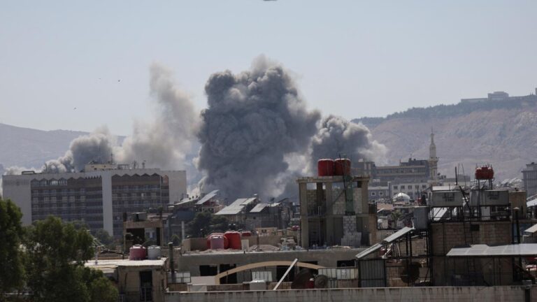 Enkaz çıkarma işleri Şam'daki İsrail saldırılarından sonra gerçekleştirilir