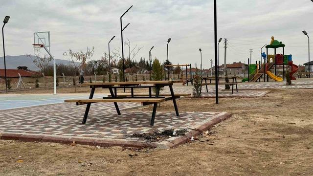 Yeni açılan park vandalların hedefi oldu